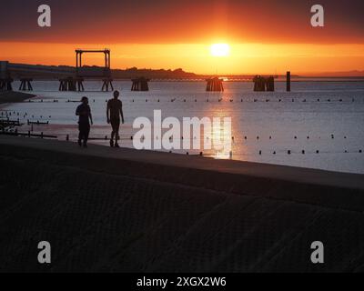 Sheerness, Kent, Regno Unito. 10 luglio 2024. Meteo nel Regno Unito: Tramonto a Sheerness, Kent. Crediti: James Bell/Alamy Live News Foto Stock