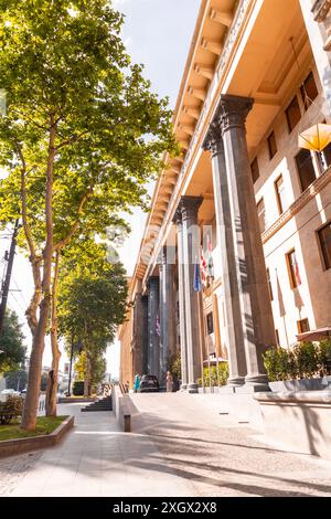 Tbilisi, Georgia - 23 GIUGNO 2024: Ingresso del Biltmore Hotel Tbilisi, il primo grattacielo di vetro della Georgia, situato su Rustaveli Avenue. Foto Stock