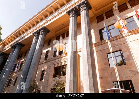 Tbilisi, Georgia - 23 GIUGNO 2024: Ingresso del Biltmore Hotel Tbilisi, il primo grattacielo di vetro della Georgia, situato su Rustaveli Avenue. Foto Stock