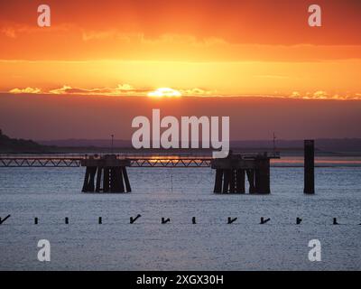 Sheerness, Kent, Regno Unito. 10 luglio 2024. Meteo nel Regno Unito: Tramonto a Sheerness, Kent. Crediti: James Bell/Alamy Live News Foto Stock