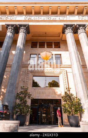 Tbilisi, Georgia - 23 GIUGNO 2024: Ingresso del Biltmore Hotel Tbilisi, il primo grattacielo di vetro della Georgia, situato su Rustaveli Avenue. Foto Stock