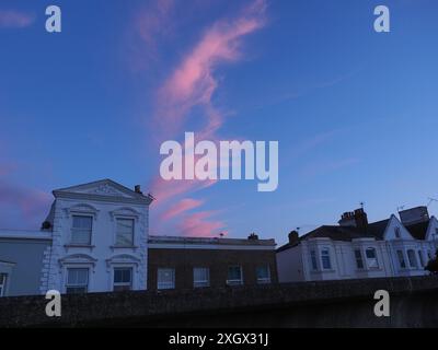 Sheerness, Kent, Regno Unito. 10 luglio 2024. Meteo nel Regno Unito: Tramonto a Sheerness, Kent. Crediti: James Bell/Alamy Live News Foto Stock