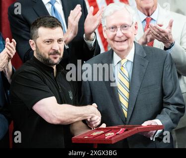 Washington, Stati Uniti. 10 luglio 2024. Washington, Stati Uniti - 10 luglio 2024 il presidente ucraino Volodymyr Zelenskyy stringe la mano al leader della minoranza del Senato Mitch McConnell (R-KY) in una cerimonia in cui il presidente ucraino gli ha consegnato le medaglie, al Campidoglio degli Stati Uniti a Washington, DC Credit: SOPA Images Limited/Alamy Live News Foto Stock