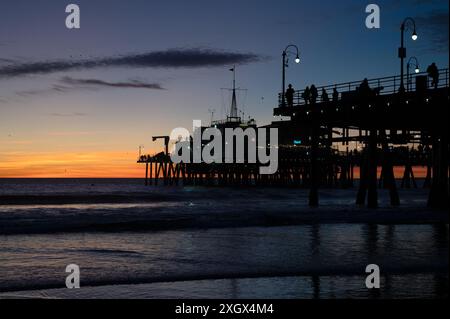 SANTA MONICA, CALIFORNIA, Stati Uniti: Il sole tramonta un altro anno sull'Oceano Pacifico la vigilia di Capodanno al molo di Santa Monica a Santa Monica, CALIFORNIA. Foto Stock