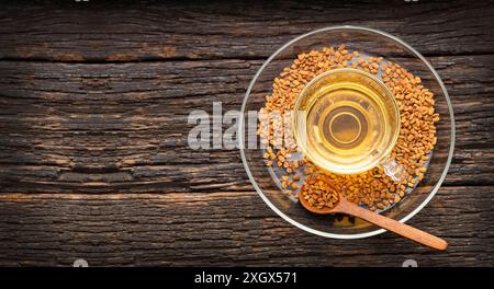 Trigonella foenum - graecum - infusione di semi di fieno greco servita in una ciotola di vetro Foto Stock