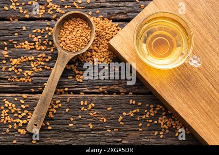 Trigonella foenum - graecum - infusione di semi di fieno greco servita in una ciotola di vetro Foto Stock