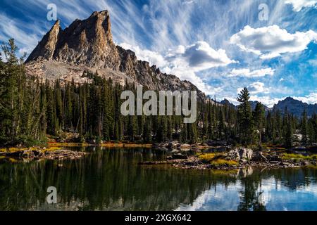 Spettacolari nuvole sopra El Capitan dal piccolo laghetto sotto il lago Alice nella riserva naturale Sawtooth dell'Idaho. Foto Stock