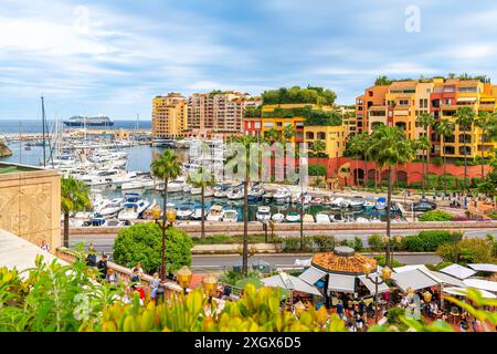 Vista del colorato porto di Fontvieille, del Mar Mediterraneo con nave da crociera e della città lungo la Costa Azzurra a Monte Carlo, Monaco. Foto Stock