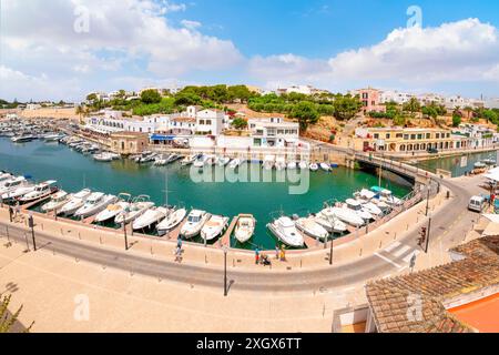 Le barche costeggiano il pittoresco porto turistico di Ciutadella de Menorca, in Spagna, una piccola isola delle Baleari nel Mediterraneo, sotto la città fortificata. Foto Stock