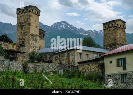 Mestia, Georgia - 10 luglio 2024: Medieval Svan Towers è una tradizionale dimora fortificata a Mestia, Georgia. Foto Stock