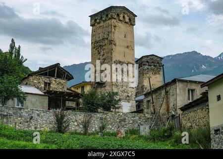 Mestia, Georgia - 10 luglio 2024: Medieval Svan Towers è una tradizionale dimora fortificata a Mestia, Georgia. Foto Stock