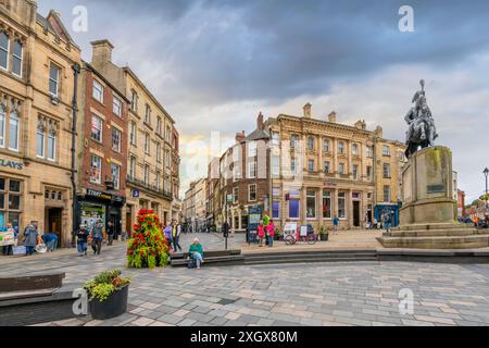 La piazza del mercato di Durham si affaccia su Saddler, la strada storica di negozi, pub e caffetterie nella storica città medievale di Durham, Regno Unito. Foto Stock