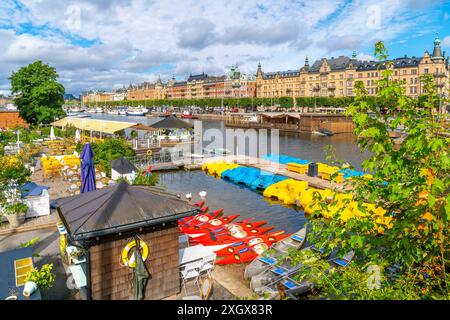 Vista dall'isola di Djurgarden del lungomare di Strandvagen Street e del viale nel quartiere Ostermalm nel centro di Stoccolma, Svezia. Foto Stock