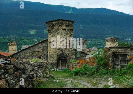 Mestia, Georgia - 10 luglio 2024: Medieval Svan Towers è una tradizionale dimora fortificata a Mestia, Georgia. Foto Stock