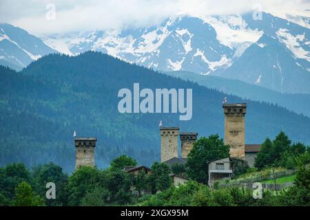 Mestia, Georgia - 10 luglio 2024: Medieval Svan Towers è una tradizionale dimora fortificata a Mestia, Georgia. Foto Stock