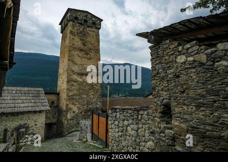 Mestia, Georgia - 10 luglio 2024: La medievale Svan Tower è una tradizionale dimora fortificata a Mestia, Georgia. Foto Stock