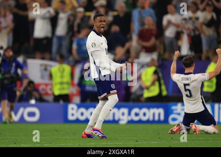 Ezri Konsa (Inghilterra) reagisce al fischio finale dopo la semifinale del Campionato europeo UEFA tra Inghilterra e Paesi Bassi al BVB Stadion di Dortmund mercoledì 10 luglio 2024. (Foto: Pat Scaasi | mi News) crediti: MI News & Sport /Alamy Live News Foto Stock