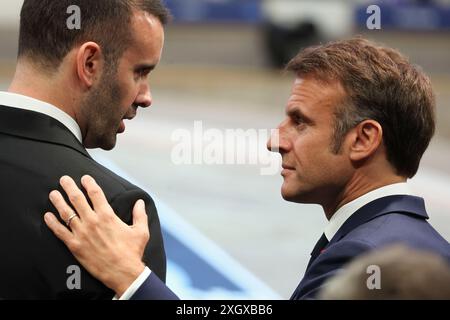 Emmanuel Macron, presidente della Francia, giusto, con Milojko Spajic, primo Ministro del Montenegro, durante il vertice NATO a Washington DC, USA, mercoledì 10 luglio, 2024. il presidente Joe Biden e gli altri 31 leader della NATO avevano sperato che il loro vertice avrebbe celebrato una nuova unità contro Vladimir Putin della Russia, inviato un avvertimento alla Cina e dimostrare che l'alleanza è forte come sempre nel suo 75 ° anno, ma i tre giorni di sfarzo saranno oscurati dalle turbolenze interne in tutta l'alleanza. Credito: Ting Shen/Pool via CNP/MediaPunch Foto Stock