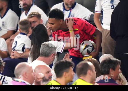 L'inglese Ollie Watkins bacia la compagna Ellie Alderson dopo la semifinale di UEFA Euro 2024 al BVB Stadion Dortmund di Dortmund, in Germania. Data foto: Mercoledì 10 luglio 2024. Foto Stock