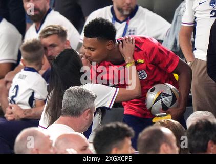 L'inglese Ollie Watkins bacia la compagna Ellie Alderson dopo la semifinale di UEFA Euro 2024 al BVB Stadion Dortmund di Dortmund, in Germania. Data foto: Mercoledì 10 luglio 2024. Foto Stock