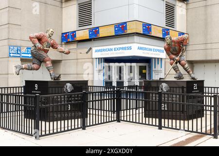 Robert 'Bobby' Marvin Hull e Stanley 'Stan' Mikita statue davanti allo United Center. Foto Stock