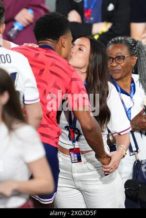 L'inglese Ollie Watkins bacia la compagna Ellie Alderson dopo la vittoria nella semifinale di UEFA Euro 2024 al BVB Stadion Dortmund di Dortmund, Germania. Data foto: Mercoledì 10 luglio 2024. Foto Stock