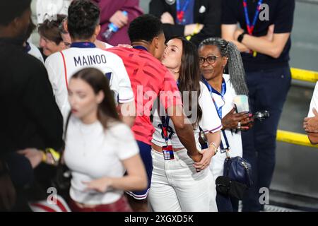 L'inglese Ollie Watkins bacia la compagna Ellie Alderson dopo la vittoria nella semifinale di UEFA Euro 2024 al BVB Stadion Dortmund di Dortmund, Germania. Data foto: Mercoledì 10 luglio 2024. Foto Stock