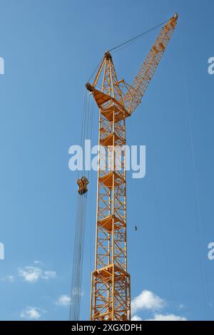 Gru da costruzione gialla contro SkySS blu Foto Stock