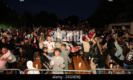 Città di Brighton & Hove, East Sussex, Regno Unito. I tifosi di football dell'Inghilterra si riuniscono al Big Screen fan zone, 4theFans, nel parco di St Peters Church, Brighton per la partita Inghilterra contro Paesi Bassi Euro 24. 11 luglio 2024 . David Smith/Alamy Foto Stock