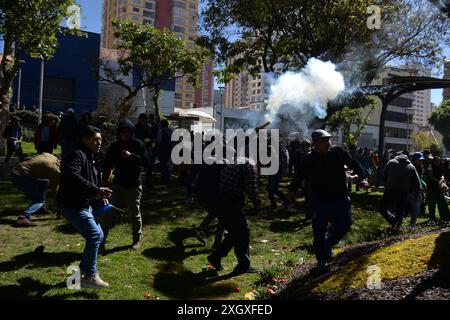 Partidarios del ex presidente Evo Morales se enfrentaron con seguidores del presidente del Estado Plurinacional de Bolivia Luis Arce Catacora se enfrentaron en inmediaciones del Tribunal Supremo Electoral en la ciudad de la Paz Foto Stock