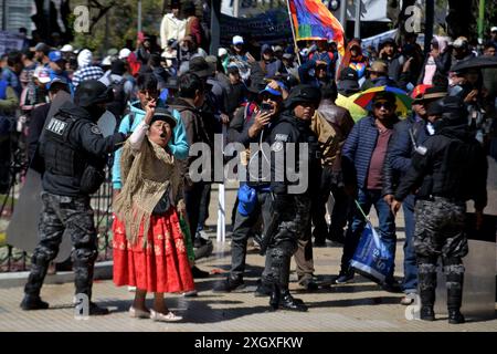 Partidarios del ex presidente Evo Morales se enfrentaron con seguidores del presidente del Estado Plurinacional de Bolivia Luis Arce Catacora se enfrentaron en inmediaciones del Tribunal Supremo Electoral en la ciudad de la Paz Foto Stock