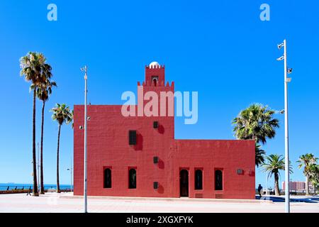 Il centro di informazioni turistiche di Bilbil in stile arabo contro il cielo blu profondo in Benalmadena Spagna Foto Stock