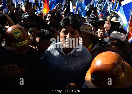 Partidarios del ex presidente Evo Morales se enfrentaron con seguidores del presidente del Estado Plurinacional de Bolivia Luis Arce Catacora se enfrentaron en inmediaciones del Tribunal Supremo Electoral en la ciudad de la Paz Foto Stock