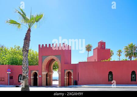 Il centro di informazioni turistiche di Bilbil in stile arabo castillo incorniciato contro il cielo blu profondo a Benalmadena in Spagna Foto Stock