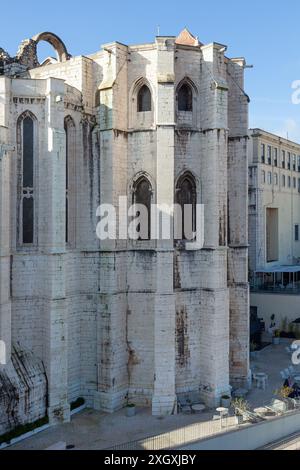 Le rovine gotiche dell'abside del Convento da Ordem do Carmo, distrutto durante il terremoto di Lisbona del 1755 - Portogallo Foto Stock