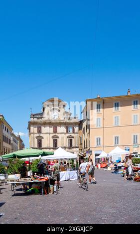 Spoleto, Perugia, Italia, 12 luglio 2020, mercato domenicale in Piazza della Libertà a Spoleto, solo editoriale. Foto Stock