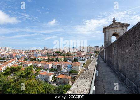 Acquedotto di Águas Livres (Acqueduto das Águas Livres), notevole opera di ingegneria idraulica che attraversa la valle di Alcântara nella città di Lisbona, Foto Stock