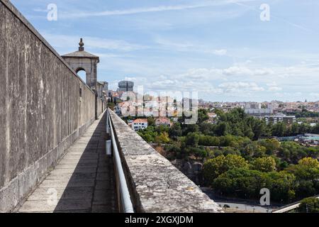 Acquedotto di Águas Livres (Acqueduto das Águas Livres), notevole opera di ingegneria idraulica che attraversa la valle di Alcântara nella città di Lisbona, Foto Stock