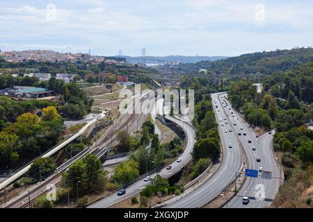 Vale de Alcântara (noto anche come vale das Águas Livres), con le sue strade e linee ferroviarie che meritano di portare al Ponte del 25 aprile, Lisbona, Portogallo. Foto Stock