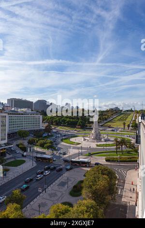 L'Avenida da Liberdade e la piazza Marquês de Pombal (Prac do Marquês de Pombal) con il Parco Eduardo VII sul retro, Lisbona, Portogallo Foto Stock