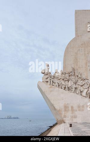 Il monumento Padrão dos Descobrimentos, sulla riva settentrionale dell'estuario del fiume Tago a Lisbona, celebra l'età portoghese delle scoperte Foto Stock