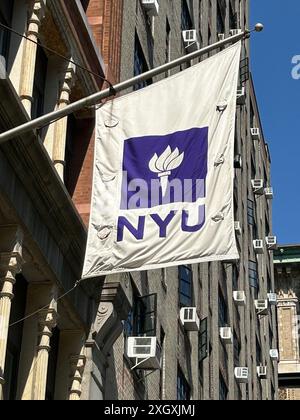 Striscione per edifici esterni della New York University, Greenwich Village, New York City, New York, Stati Uniti Foto Stock