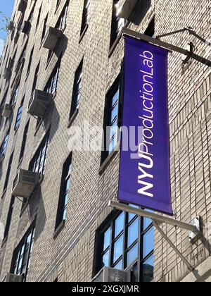 NYU Production Lab, facciata e striscione dell'edificio, New York University, New York City, New York, USA Foto Stock