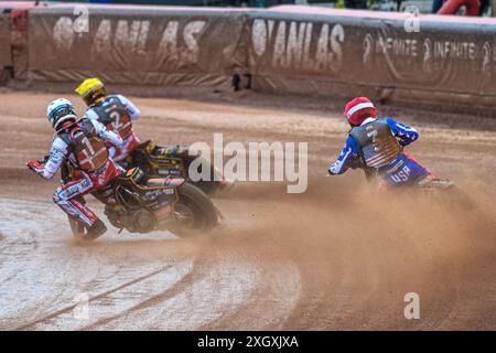 Mikkel Michelsen della Danimarca in White passa Broc Nicol degli Stati Uniti in rosso con Anders Thomsen della Danimarca in giallo in testa durante la Monster Energy FIM Speedway of Nation semi Final 2 al National Speedway Stadium di Manchester mercoledì 10 luglio 2024. (Foto: Ian Charles | notizie mi) Foto Stock