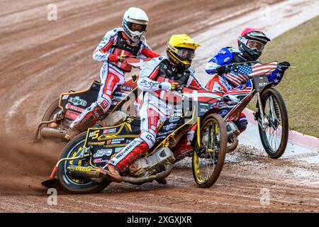 USA contro Danimarca: Anders Thomsen della Danimarca in Yellow cavalca fuori Broc Nicol degli Stati Uniti in Red con Mikkel Michelsen della Danimarca alle spalle durante la Monster Energy FIM Speedway of Nation semi Final 2 al National Speedway Stadium di Manchester mercoledì 10 luglio 2024. (Foto: Ian Charles | notizie mi) Foto Stock