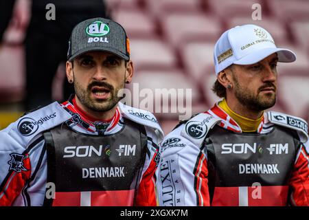 Mikkel Michelsen della Danimarca (a sinistra) con il compagno di squadra Anders Thomsen durante la semifinale 2 del Monster Energy FIM Speedway of Nation presso il National Speedway Stadium di Manchester mercoledì 10 luglio 2024. (Foto: Ian Charles | mi News) crediti: MI News & Sport /Alamy Live News Foto Stock