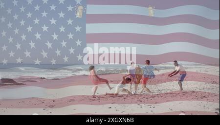 Immagine della bandiera degli stati uniti su amici felici e diversi che giocano a calcio sulla spiaggia Foto Stock
