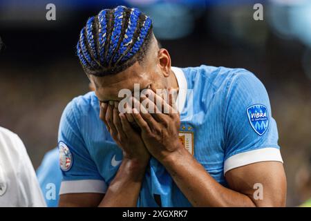 Il difensore uruguaiano Ronald Araújo (4) reagisce dopo essere uscito a causa di un infortunio durante un incontro di quarti di finale di Copa America 2024 contro il Brasile, sabato, luglio Foto Stock