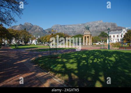 Dellville Wood Memorial, la facciata dell'Iziko South African Museum nei Company Gardens e Table Mountain, nel centro di città del Capo, Sud Africa Foto Stock