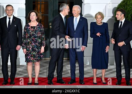 Washington, DC, USA, 10 luglio 2024. Andrzej Duda, presidente della Polonia, da sinistra, Ingrid Schulerud, moglie di Jens Stoltenberg, Jens Stoltenberg, segretario generale dell'Organizzazione del Trattato del Nord Atlantico (NATO), Presidente degli Stati Uniti Joe Biden, First Lady Jill Biden, e Emmanuel Macron, presidente della Francia, durante una cerimonia di arrivo al portico meridionale della Casa Bianca, il 10 luglio 2024. I leader della NATO, che si riuniranno per un vertice NATO di tre giorni a Washington, invieranno cinque sistemi di difesa aerea a lungo raggio per l'Ucraina, dopo che il presidente Volodymyr Zelenskiy ha chiesto più aiuto sulla scia del potenziamento di russi Foto Stock